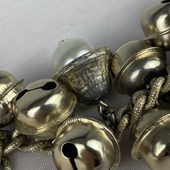 VTG JINGLE BELL COW BELL & FAUX PEARLS CHA CHA BRACELET - Picture 5 of 7